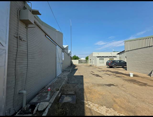 370M² WAREHOUSE TO LET IN OOS EINDE